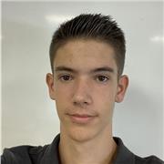 Jeune étudiant cherchant à aider des élèves à s’améliorer à travers un soutien maths